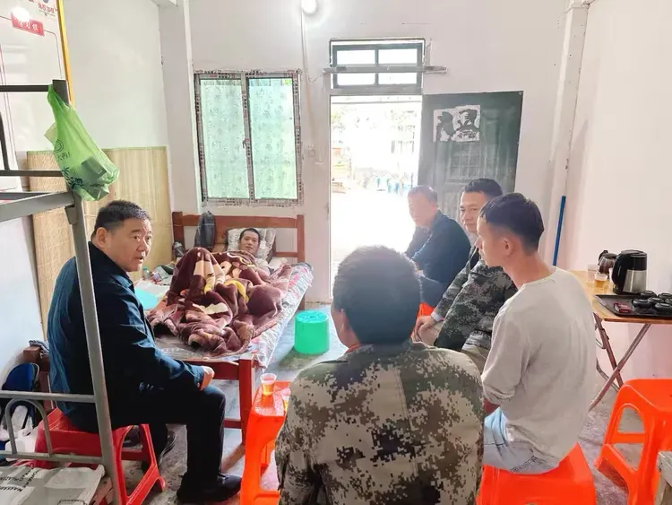 海南橡膠工會(huì)走訪慰問(wèn)加釵分公司受傷膠工